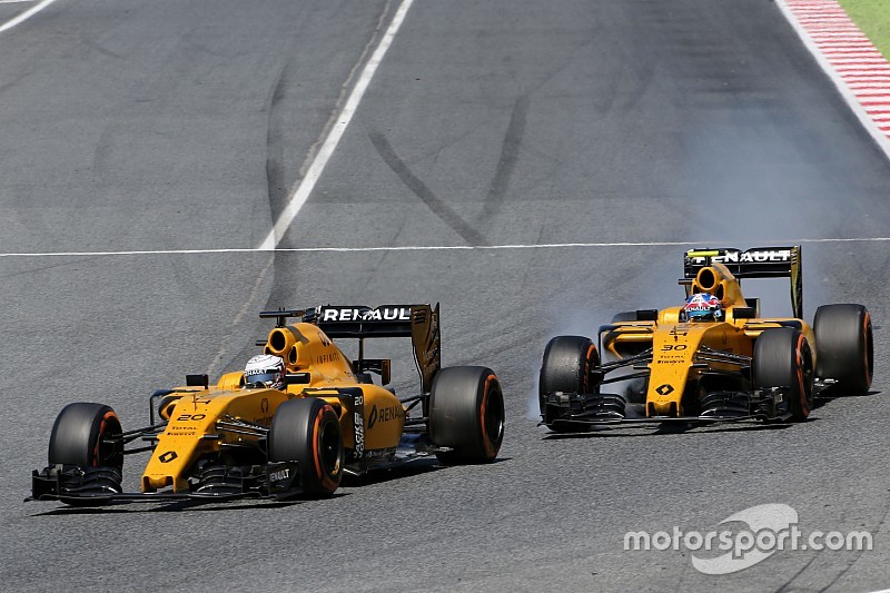 Magnussen penalised for Palmer clash