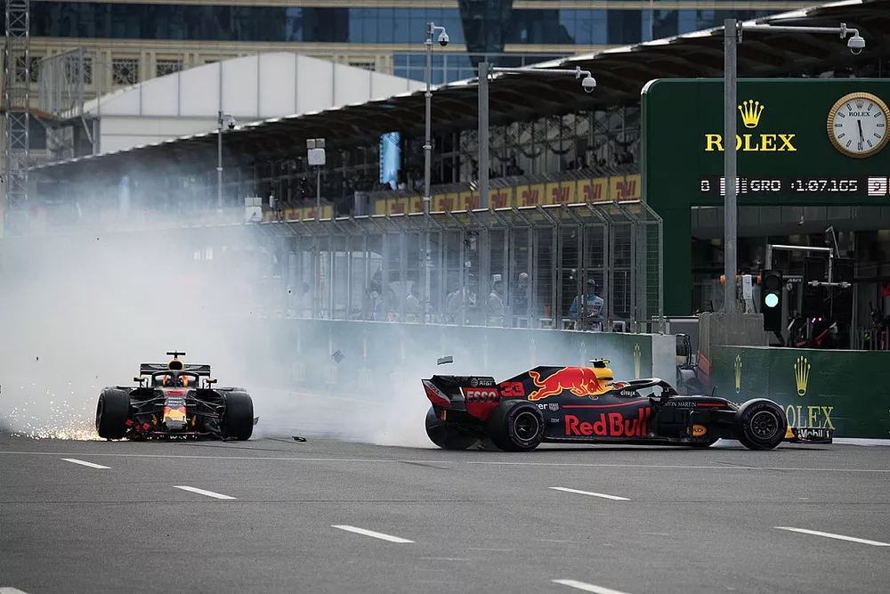 Max Verstappen, Red Bull Racing RB14 et Daniel Ricciardo, Red Bull Racing RB14 se crashent
