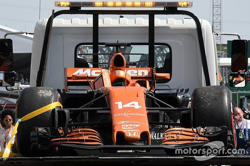 La voiture de Fernando Alonso, McLaren MCL32 après son abandon