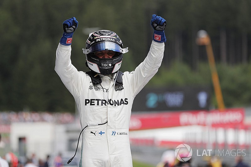 Bottas wint in Oostenrijk, Verstappen kort na de start al uitgeschakeld