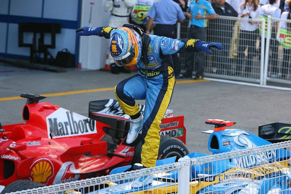 Ganador de la carrera Fernando Alonso celebra