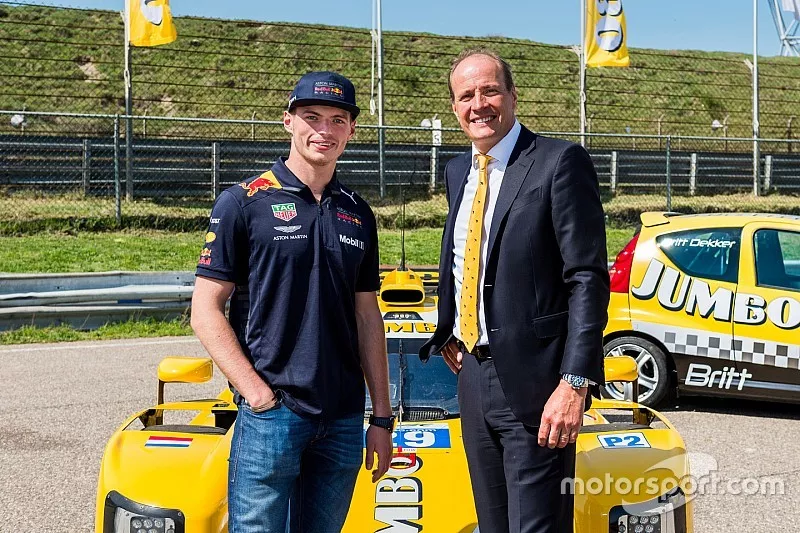 Max Verstappen en Frits van Eerd, algemeen directeur Jumbo Supermarkten, maken het programma van de Jumbo Racedagen bekend
