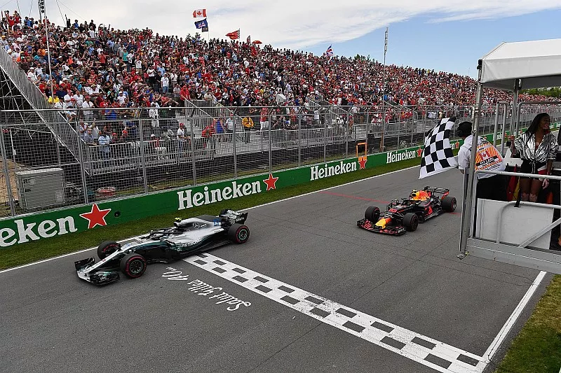 Valtteri Bottas, Mercedes-AMG F1 W09 y Max Verstappen, Red Bull Racing RB14 bandera a cuadros