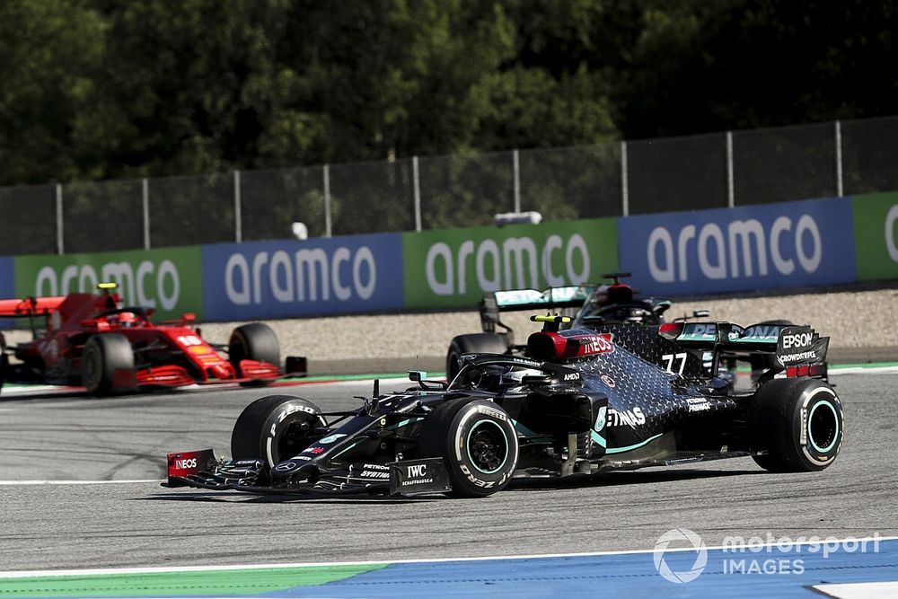 Valtteri Bottas, Mercedes F1 W11 EQ Performance, Lewis Hamilton, Mercedes F1 W11 EQ Performance, y Charles Leclerc, Ferrari SF1000