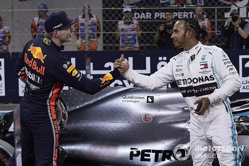 Max Verstappen, Red Bull Racing, si congratula con Lewis Hamilton, Mercedes AMG F1, per aver preso la pole