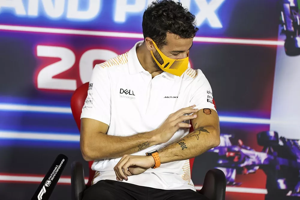 Daniel Ricciardo, McLaren, indica un tatuaggio temporaneo di Fernando Alonso, Alpine F1