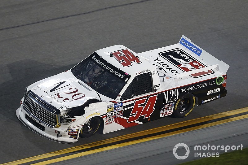Lángoló kocsival ért véget Decker debütálása a NASCAR-ban (videó)