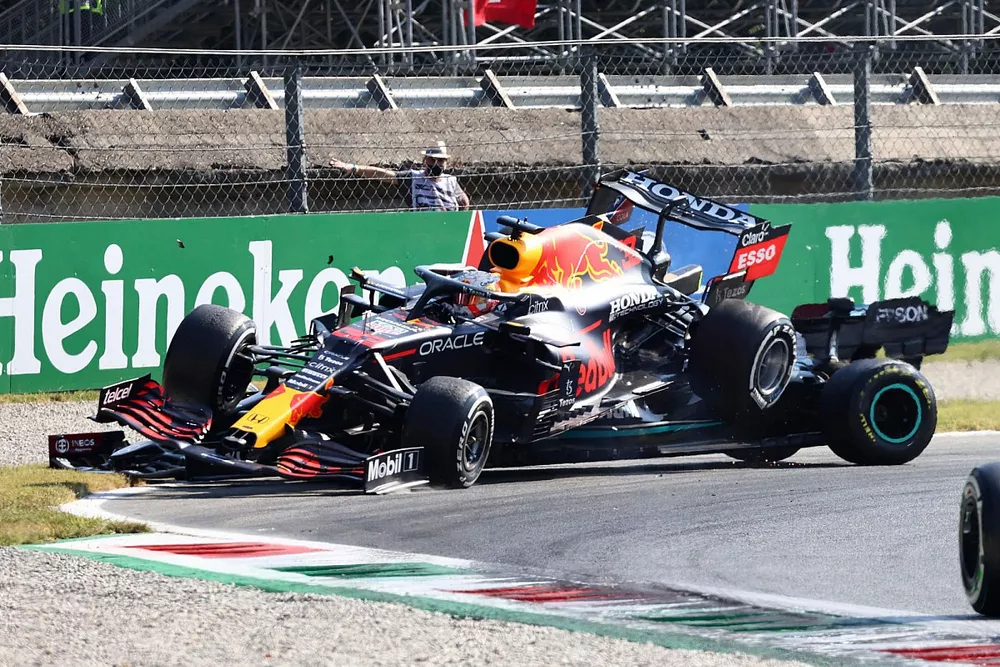 Max Verstappen, Red Bull Racing RB16B, en Lewis Hamilton, Mercedes W12, crashen tijdens gevecht om positie