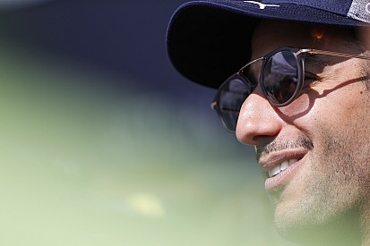 Ricciardo no cree que exista algo "errático" en el manejo de Vettel