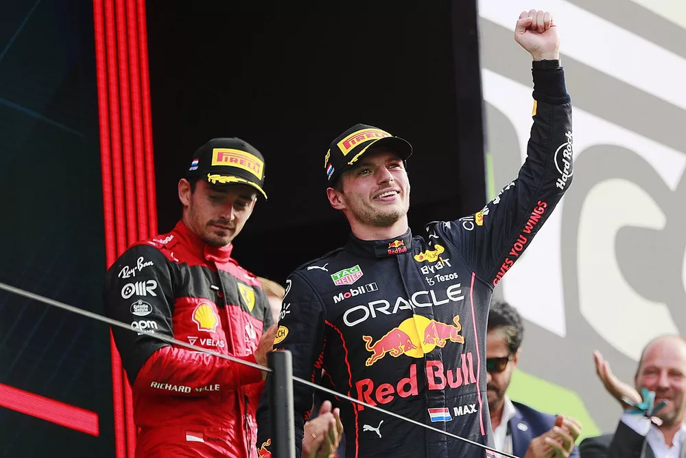 Le vainqueur Max Verstappen, Red Bull Racing, et le troisième Charles Leclerc, Ferrari, sur le podium 