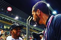 Lenda do futebol ingl&ecirc;s v&ecirc; tom racista em cr&iacute;ticas de brit&acirc;nicos a Hamilton