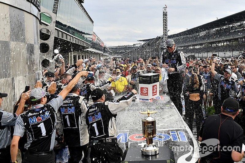 Race Winner Kevin Harvick, Stewart-Haas Racing, Ford Mustang Mobil 1