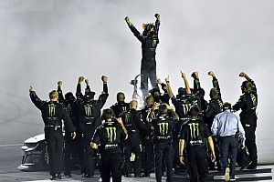 Kurt Busch vence a su hermano Kyle para ganar en Kentucky
