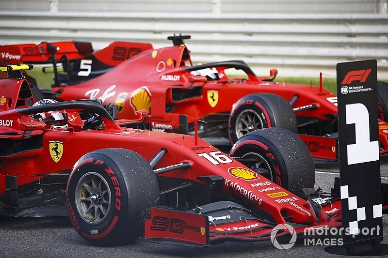 Ganador de la pole Charles Leclerc, Ferrari SF90 y el tercero Sebastian Vettel, Ferrari SF90
