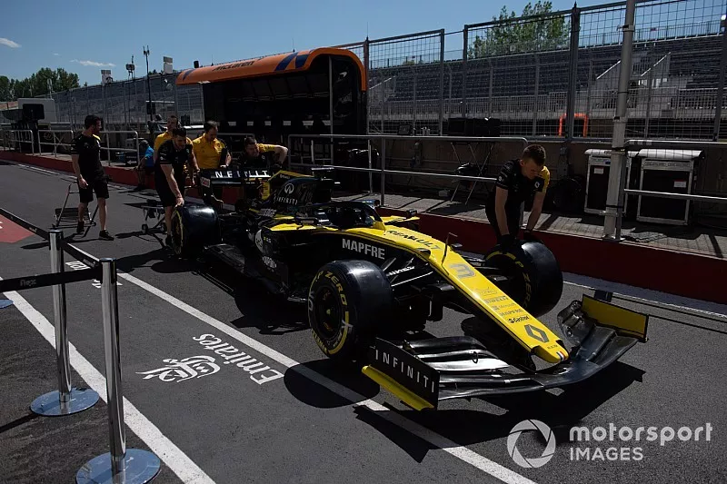 Les m&eacute;caniciens Renault poussent la R.S.19 de Daniel Ricciardo dans les stands