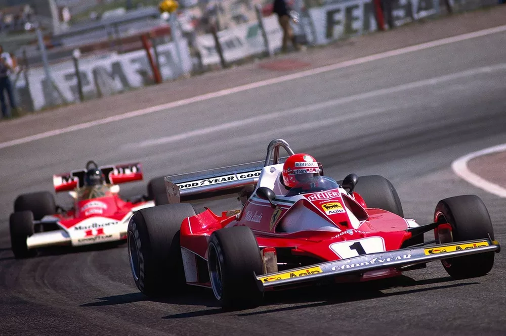 Niki Lauda, Ferrari 312T2, lidera a James Hunt, McLaren M23 Ford
