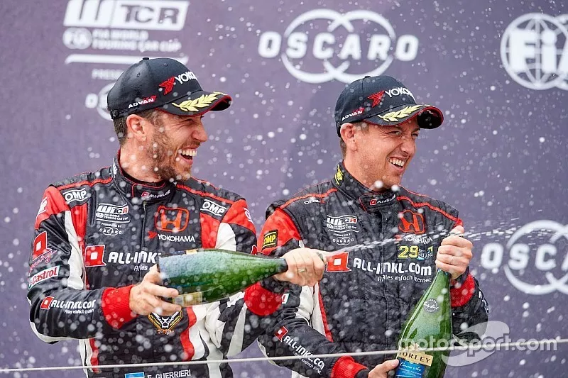 Podio: ganador N&eacute;stor Girolami, ALL-INKL.COM M&uuml;nnich Motorsport Honda Civic Type R TCR y el segundo lugar Esteban Guerrieri, ALL-INKL.COM M&uuml;nnich Motorsport Honda Civic Type R TCR