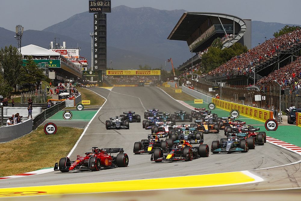 Charles Leclerc, Ferrari F1-75, Max Verstappen, Red Bull Racing RB18, George Russell, Mercedes W13, Sergio Perez, Red Bull Racing RB18, Carlos Sainz, Ferrari F1-75, Lewis Hamilton, Mercedes W13, the rest of the field at the start 