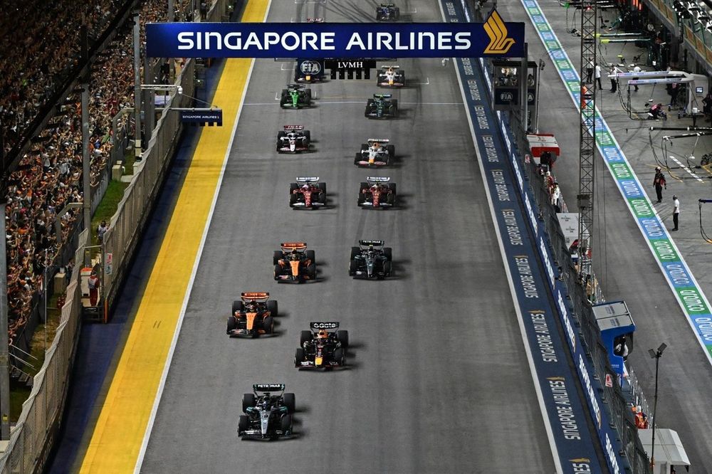 Max Verstappen, Red Bull Racing, George Russell, Mercedes