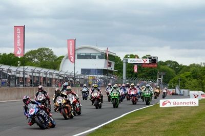 Tragedia en el SBK británico: caída con 11 implicados y dos pilotos fallecidos