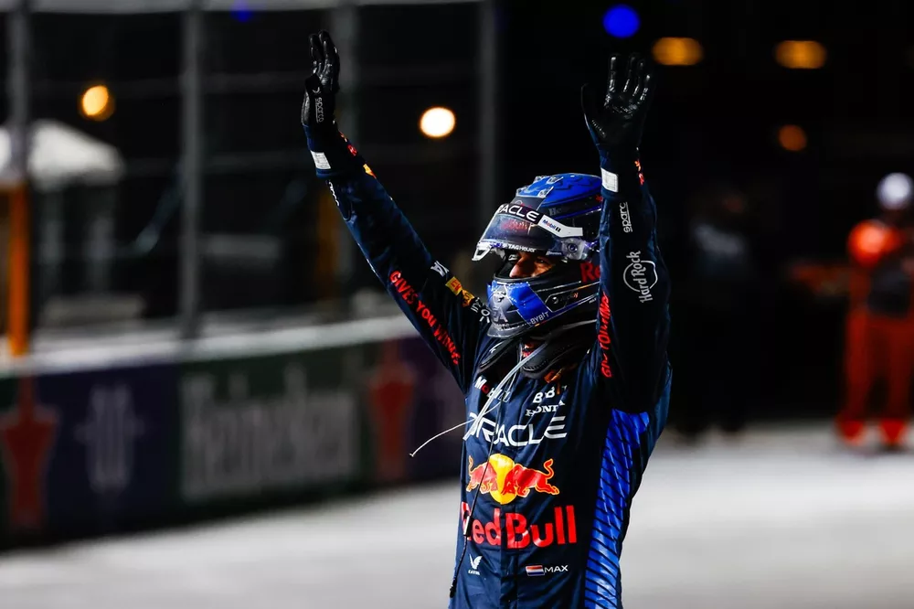 O campe&atilde;o mundial Max Verstappen, da Red Bull Racing, comemora no Parc Ferme