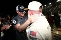 Dale Jr. llora al ver su coche en las 500 Millas de Daytona 2025