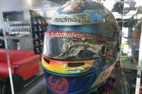 As&iacute; se crea un casco de F1 en la f&aacute;brica de Bell