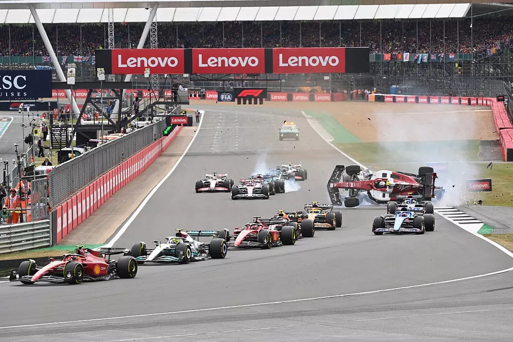 Carlos Sainz, Ferrari F1-75, crash George Russell, Mercedes W13, Zhou Guanyu, Alfa Romeo C42, Alex Albon, Williams FW44, Esteban Ocon, Alpine A522, Yuki Tsunoda, AlphaTauri AT03