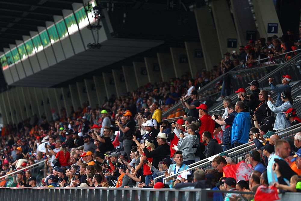 Los aficionados fotografían a los conductores en el autobús del desfile