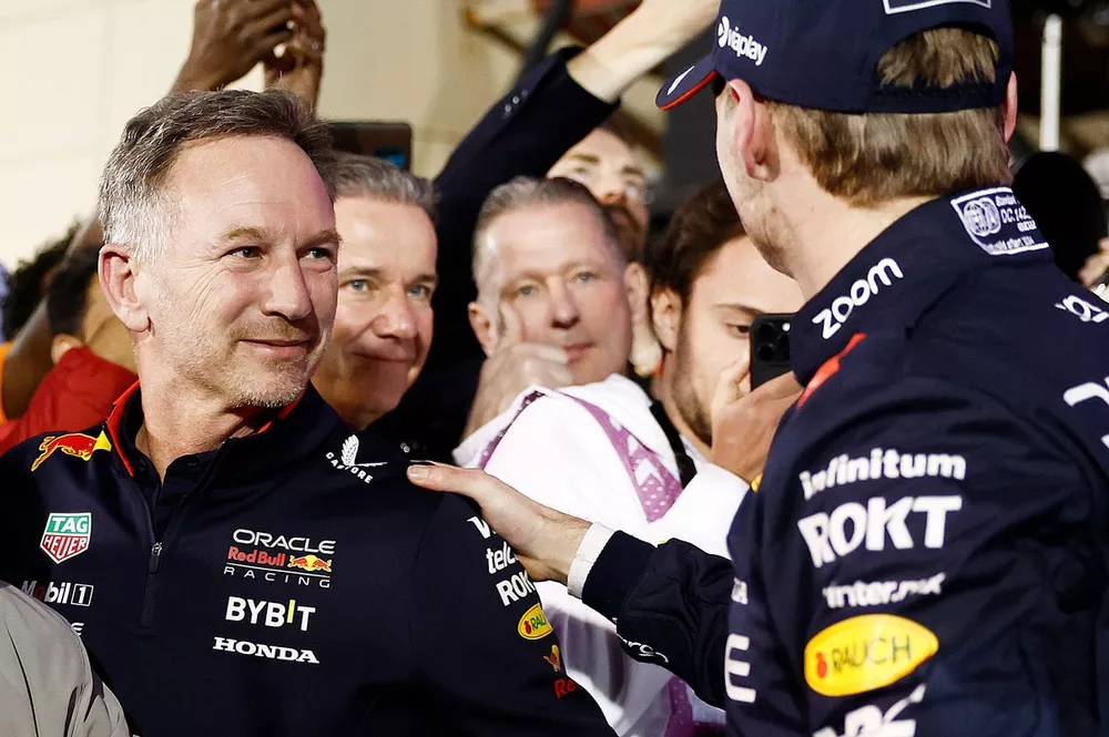 Christian Horner, chefe de equipe da Red Bull Racing, e Max Verstappen, da Red Bull Racing, 1&ordf; posi&ccedil;&atilde;o, comemoram no Parc Ferme