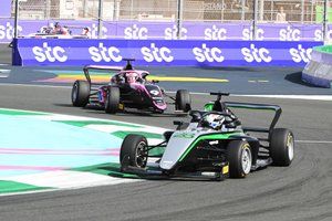 Pin perdió la victoria en la F1 Academy  al seguir tras la bandera a cuadros