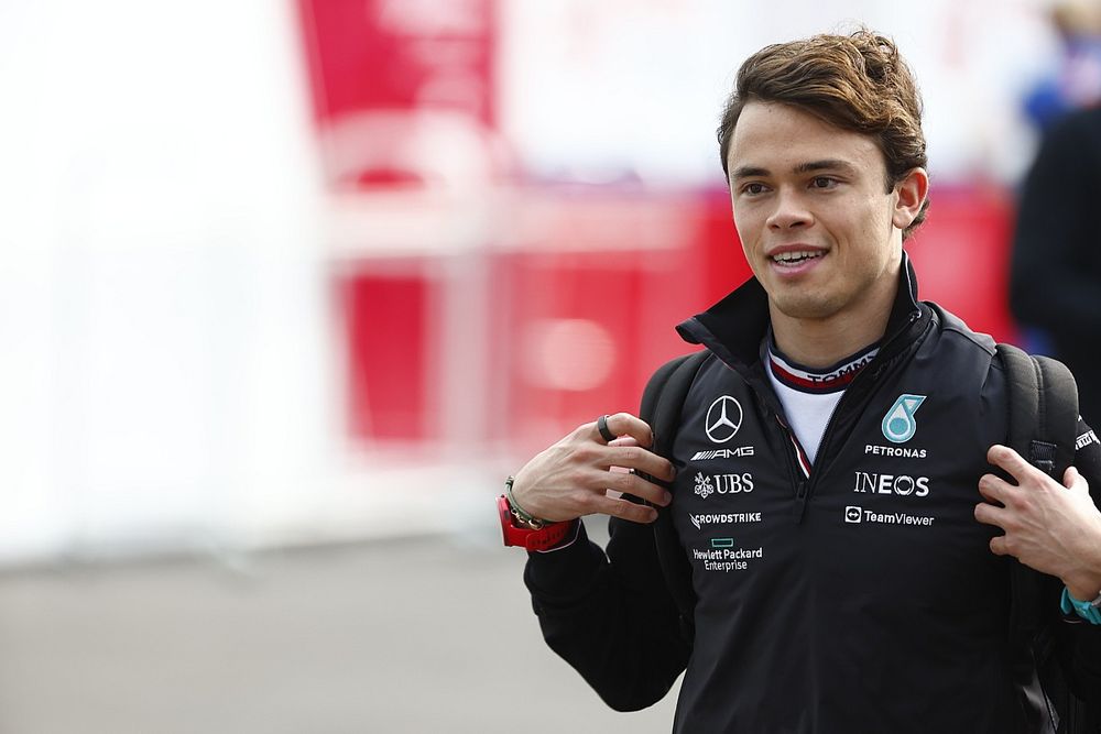 Nyck de Vries, Mercedes llega a la pista