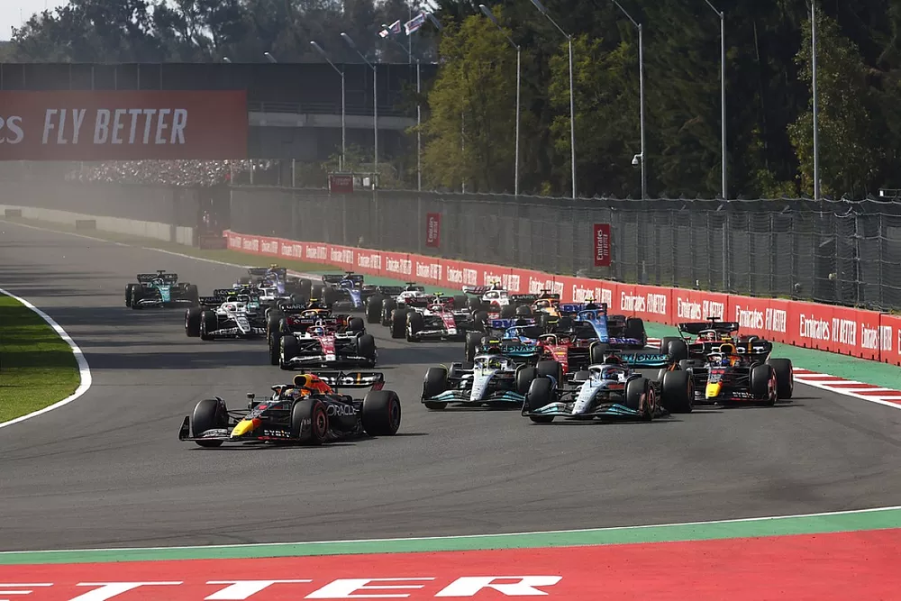 Max Verstappen, Red Bull Racing RB18, George Russell, Mercedes W13, Lewis Hamilton, Mercedes W13, Sergio Perez, Red Bull Racing RB18, e il resto delle auto alla partenza della gara