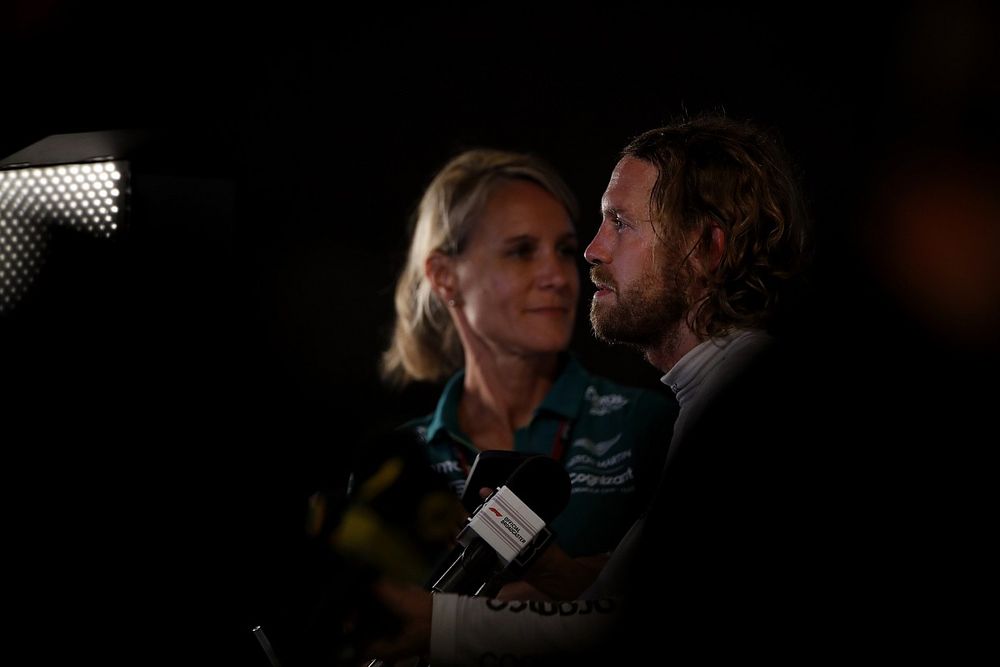 Sebastian Vettel, Aston Martin, es entrevistado tras su &uacute;ltima carrera en la F1