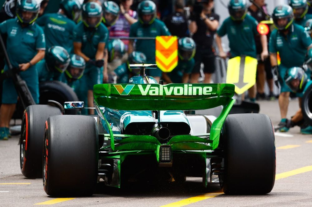 Fernando Alonso, Aston Martin AMR24, en boxes