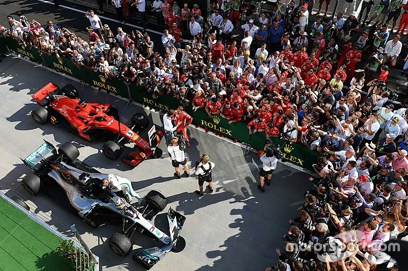 Sebastian Vettel, Ferrari parle avec Paul di Resta, Sky TV dans le Parc Fermé