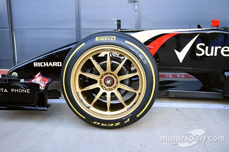 Lotus E22 on 18 inch Pirelli tyres