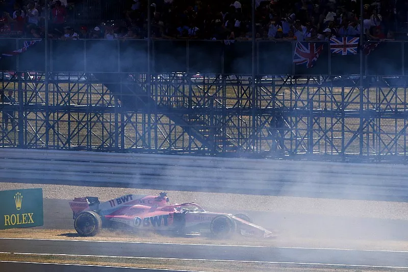 Sergio Perez, Force India VJM11, crashes into a advertising board at the start
