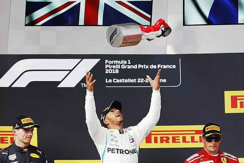 Podio: ganador de la carrera Lewis Hamilton, Mercedes AMG F1, segundo lugar Max Verstappen, Red Bull Racing, tercer lugar Kimi Raikkonen, Ferrari