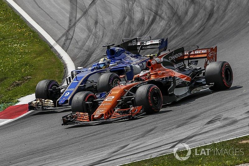 Stoffel Vandoorne, McLaren MCL32 y Marcus Ericsson, Sauber C36