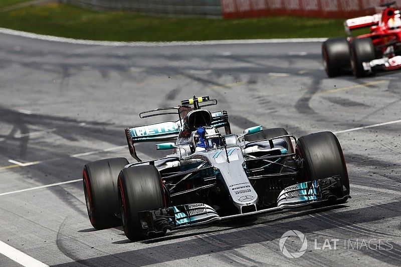 Valtteri Bottas, Mercedes AMG F1 W08 delante de Sebastian Vettel, Ferrari SF70H