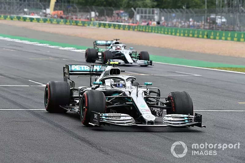 Valtteri Bottas, Mercedes AMG W10, et Lewis Hamilton, Mercedes AMG F1 W10, font des essais de départ