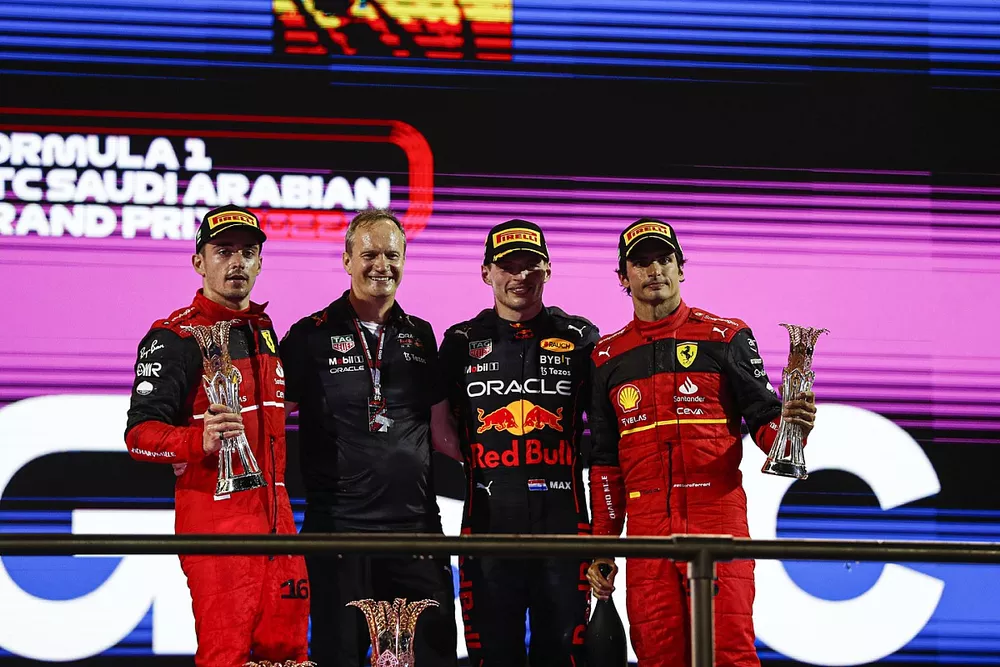 Charles Leclerc, Ferrari, segundo; Paul Monaghan, ingeniero jefe de Red Bull Racing; Max Verstappen, Red Bull Racing, ganador; Carlos Sainz Jr., Ferrari, tercero, en el podio