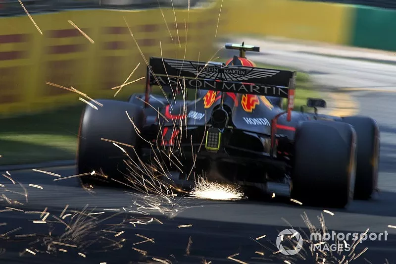 Pierre Gasly, Red Bull Racing RB15, solleva scintille