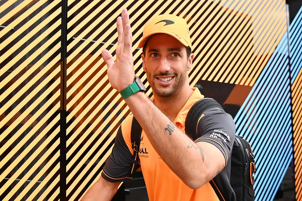 Daniel Ricciardo, McLaren, arrive au circuit