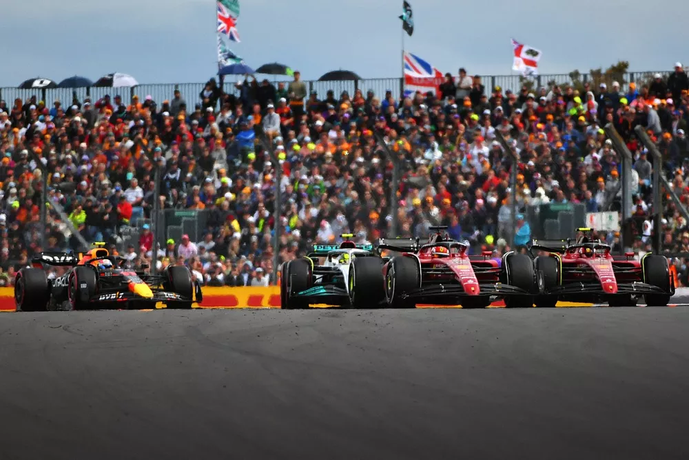 Charles Leclerc, Ferrari F1-75, Carlos Sainz, Ferrari F1-75, con Sergio Perez, Red Bull Racing RB18, Lewis Hamilton, Mercedes W13, pelean por posici&oacute;n
