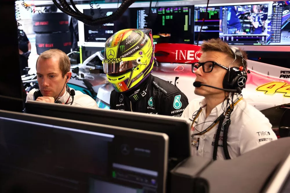 Lewis Hamilton, Mercedes-AMG, discute avec Peter Bonnington, ingénieur de course, Mercedes AMG, dans le garage