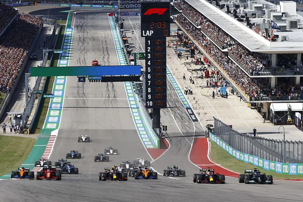 Max Verstappen, Red Bull Racing RB16B, Lewis Hamilton, Mercedes W12, Sergio Perez, Red Bull Racing RB16B, Carlos Sainz Jr., Ferrari SF21, Daniel Ricciardo, McLaren MCL35M, Charles Leclerc, Ferrari SF21, et le reste des monoplaces au d&eacute;part