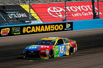 Kyle Busch trionfa a Phoenix e coglie l'ultimo posto nei playoff per la vittoria del titolo 2018
