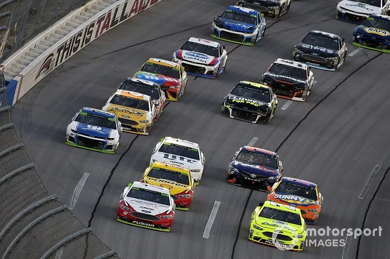 Ryan Blaney, Team Penske, Ford Fusion REV and Paul Menard, Wood Brothers Racing, Ford Fusion Menards / Dutch Boy
